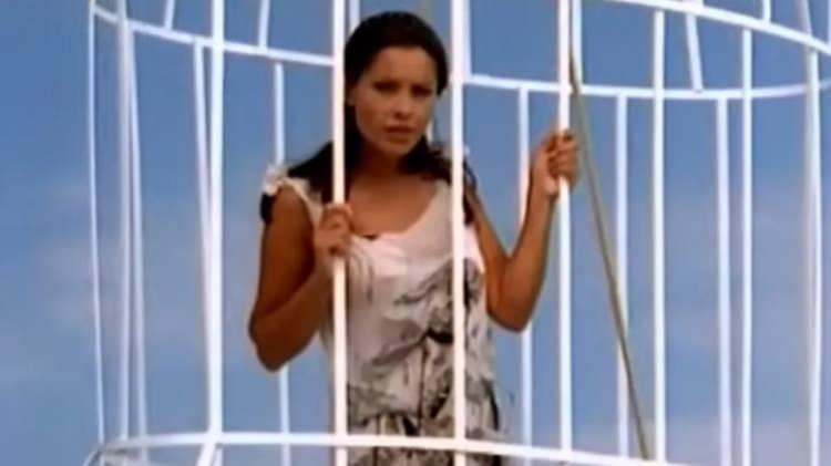 <p>Türk pop müziğinin sevilen isimlerinden Asya, yıllar sonra yeniden gündeme geldi. “Beni Aldattın”, “Nerdesin” ve “Uçtum Ben” gibi unutulmaz şarkılarıyla bir döneme damga vuran Asya, uzun süredir müzik dünyasından uzak bir yaşam sürüyordu.</p>
