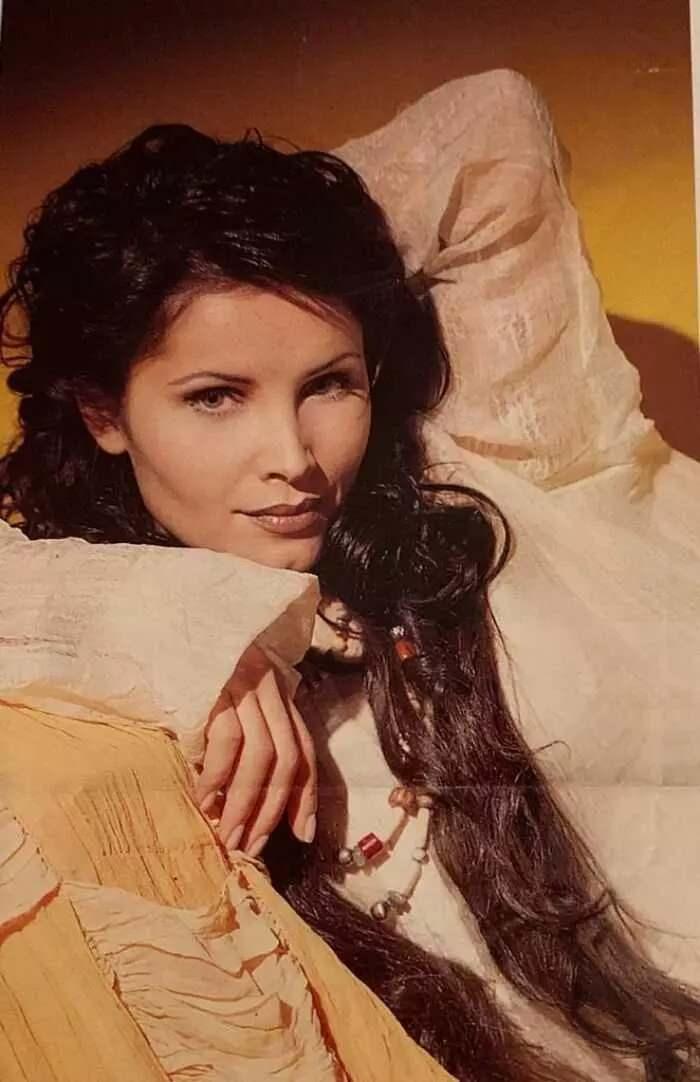 <p>Bir dönem Türk pop müziğinin en çok konuşulan kadın vokalistlerinden biri olan Asya, son haliyle sosyal medyada gündem oldu. Hayranlarının “hiç değişmemiş” yorumlarında bulunduğu sanatçı, yıllar sonra verdiği pozlarla nostalji rüzgarı estirdi.</p>
