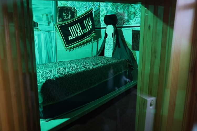 <p><strong>Beraberinde insanlar geçmişlerinin ruhlarına yâd etmek için burada ikramlarda, izzetlerde bulunurlar. Kanuni Sultan Süleyman'ın oğlu ve torunlarının da kabirleri burada bulunmaktadır."</strong></p>

<p> </p>

<p><em><span style="color:#A52A2A"><strong>KAYAK: İHA</strong></span></em></p>
