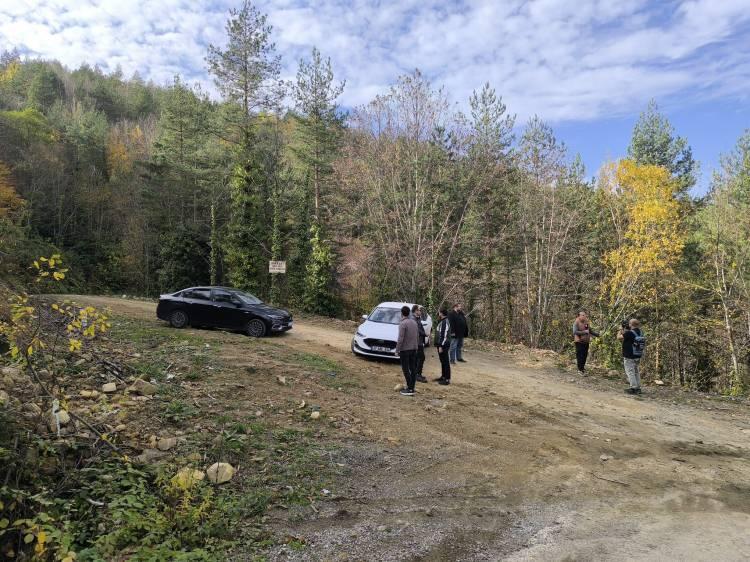 <p><span style="color:#A52A2A"><strong>DİKKAT ÇEKEN AYRINTI CESEDE GÖTÜRDÜ</strong></span></p>

<p> </p>

<p>Anne Huriye Helvacı'yı arama çalışmalarını sürdüren ekipler, <span style="color:#A52A2A"><em><strong>gönüllü vatandaşların dikkatini çeken bir ayrıntı sayesinde ikinci acı haberi aldı. </strong></em></span></p>
