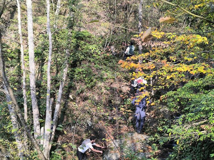 <p><span style="color:#A52A2A"><strong>"ÇOCUĞU ALAMADILAR"</strong></span></p> <p> </p> <p>Çelik olay gününü şu sözlerile analttı: </p> <p> </p> <p><strong>"Arama çalışmalarına destek vermek için arkadaşlarla birlikte araziye çıktık. Arkadaşlarımız, çocuğun bulunduğunu söylediler. Biz de çocuğun bulunduğu bölgeye geldik. Fakat ekipler, bölgeden çocuğu alamadılar. Bunun üzerine Köseali köyünden araziye inerek ırmağa ulaştık. Bölgede de ekipler bulunuyordu. Irmağın altında çocuğun cesedi bulunmuştu.</strong></p> 