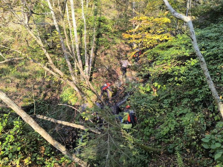 <p>Bizi olay yerine yaklaştırmadılar. Bunun üzerine biz de çocuğun bulunduğu yerin yaklaşık 100 metre yukarısına çıkıp beklemeye başladık. Çünkü bizleri olay yerine almadılar, biz de arkadaşlarımızla oturuyorduk."</p> 