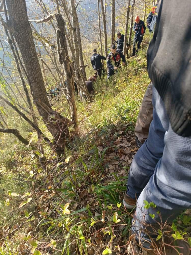 <p><span style="color:#A52A2A"><strong>"AĞACIN DİBİNDE BULUNDU"</strong></span></p> <p> </p> <p><strong>Nasıl oraya gitmişler bilemiyorum, bir şey diyemiyorum. Çok engebeli bir arazi, inişleri çıkışları çok zor. <em><span style="color:#A52A2A">Kadının cesedi, ormanlık alanda çalılık bir yerde, ağacın dibinde bulundu.</span></em> Biz, kadının cesedini ararken o bölgede çok zor yürüdük, arazi şartları gerçekten çok kötüydü.</strong></p> 