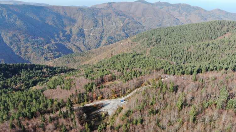 <p><span style="color:#A52A2A"><strong>"O BÖLGEYE BİR İNSANIN GİTMESİ ÇOK GÜÇ"</strong></span></p> <p> </p> <p>Kuzgun kuşlarının uçtuğu noktaya yöneldiklerinde kadının cesedini bulduklarını ifade eden Çelik, sözlerine şöyle devam etti: </p> <p> </p> <p><strong>"'Bu hayvanlar burada boşuna dolaşmıyor, dedik. Sonrasında kuzgun kuşunun dolaştığı yerlere bakınca, oturduğumuz yerin hemen 100 metre yukarısında kadının cesedine ulaştık. Arazi şartları çok zor, o bölgeye bir insanın gitmesi çok güç.</strong></p> 