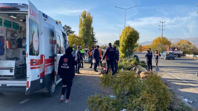 <p>Kaza, sabah saatlerinde Elazığ-Malatya kara yolunda meydana geldi. </p>
