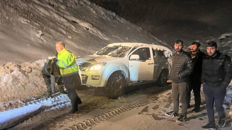 <p><span style="color:rgb(33, 37, 41)">İhbar üzerine bölgeye Yüksekova Özel İdaresi Şantiye Şefliğine bağlı iş makineleri sevk edildi.</span></p>
