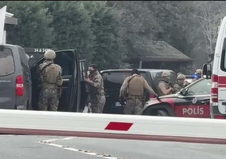 <p><strong><span style="color:rgb(178, 34, 34)">“UYGULAMA KURDUĞUM İÇİN EŞİMİN KONUŞMALARINI DİNLEYEBİLİYORUM”</span></strong></p>

<p>İfadesi alınan Kemal S.’nin hurdacılık yaparak geçimini sağladığını söylediği öğrenildi. Kemal S., <strong>"Ben daha önceden eşimin telefonuna kurmuş olduğum uygulama üzerinden eşimin konuşmalarını dinleyebiliyorum. 9 Kasım günü yine telefonda konuşmaları dinledim ve bir olaya canının sıkıldığını anladım. Akşam eve geldiğinde bir şey olmadığını söyledi. Amirleriyle telefonda ne konuştuğunu sordum. Çünkü konuşmaları tek taraflı duyabiliyordum. Biraz üzerine gittim. Bunun üzerine bana iş yerinde yemek siparişi yüzünden spor yorumcusu olan bir kişinin kendisini azarladığını, hakaret ettiğini ve bağırdığını söyledi. Ben de bunun üzerine sinirlendim ve gece sinirden hiç uyuyamadım" </strong>dedi.</p>
