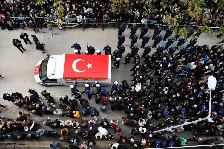 <p>Azerbaycan-Gürcistan sınırında düşen askeri kargo uçağında şehit olan 31 yaşındaki Hava Uçak Bakım Astsubay Üstçavuş İlhan Ongan'ın cenazesi, Bilecik'te toprağa verildi. Cumhuriyet Meydanı'nda düzenlenen törene binlerce kişi katıldı.</p>
