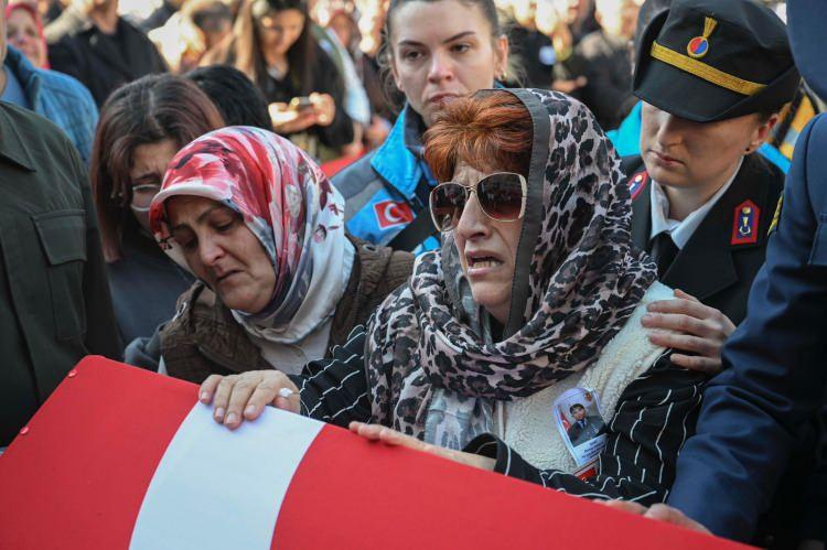 <p>Askeri kargo uçağının Gürcistan-Azerbaycan sınırında düşmesi sonucu şehit olan Hava Uçak Bakım Astsubay Üstçavuş Berkay Karaca, Kırklareli'nde toprağa verildi. Şehit Karaca için Lüleburgaz'daki Sokullu Mehmet Paşa Camisi'nde cenaze töreni düzenlendi.</p>
