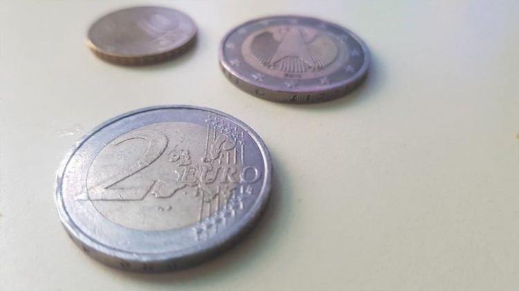<p><strong>Özellikle Avrupa'daki para koleksiyonerleri arasında kısa sürede ilgi odağı haline gelen bu 2 euro'luk madeni para, rekor fiyatlara satışa sunuluyor.</strong></p>
