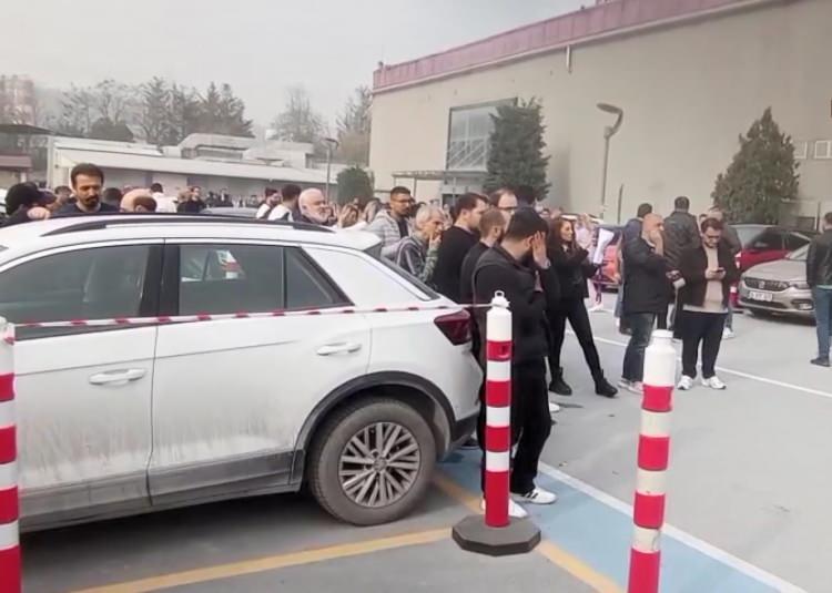 <p>Kemal S., "Ben daha önceden eşimin telefonuna kurmuş olduğum uygulama üzerinden eşimin konuşmalarını dinleyebiliyorum. 9 Kasım günü yine telefonda konuşmaları dinledim ve bir olaya canının sıkıldığını anladım. Akşam eve geldiğinde birşey olmadığını söyledi. Amirleriyle telefonda ne konuştuğunu sordum. Çünkü konuşmaları tek taraflı duyabiliyordum. Biraz üzerine gittim. Bunun üzerine bana iş yerinde yemek siparişi yüzünden spor yorumcusu olan bir kişinin kendisini azarladığını, hakaret ettiğini ve bağırdığını söyledi. Ben de bunun üzerine sinirlendim ve gece sinirden hiç uyuyamadım" dedi.</p>
