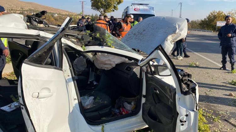 <p>Gülbahar B.’nin kontrolünü kaybettiği otomobil, refüje çıkıp ağaca ve elektrik direğine çarptı. </p>
