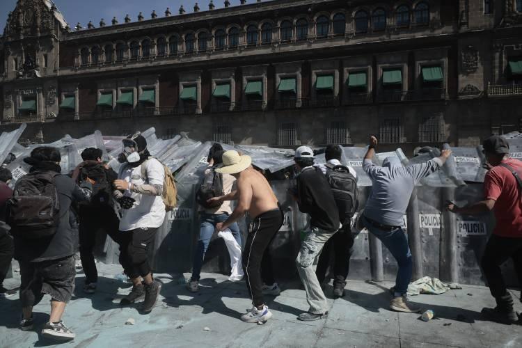 <p>Eylemciler, hükümet değişikliklerine rağmen güvenlik sorunlarının çözülmediğine dikkati çekerek, şiddet kurbanlarının unutulmaması çağrısında bulundu.</p>
