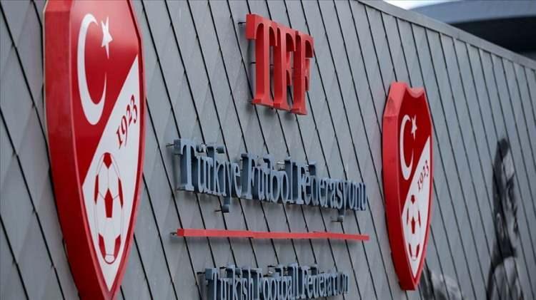 <p>1024 futbolcunun tedbirli olarak PFDK'ya sevk edilmesi nedeniyle, kulüplerin kadro eksiklerini tamamlayabilmesi adına yalnızca ulusal düzeyde, 2025-2026 sezonu kış transfer dönemine ilave olarak 15 günlük transfer ve tescil periyodu tanınması için FIFA ile ivedilikle görüşmelere başlanılmıştır.</p>
