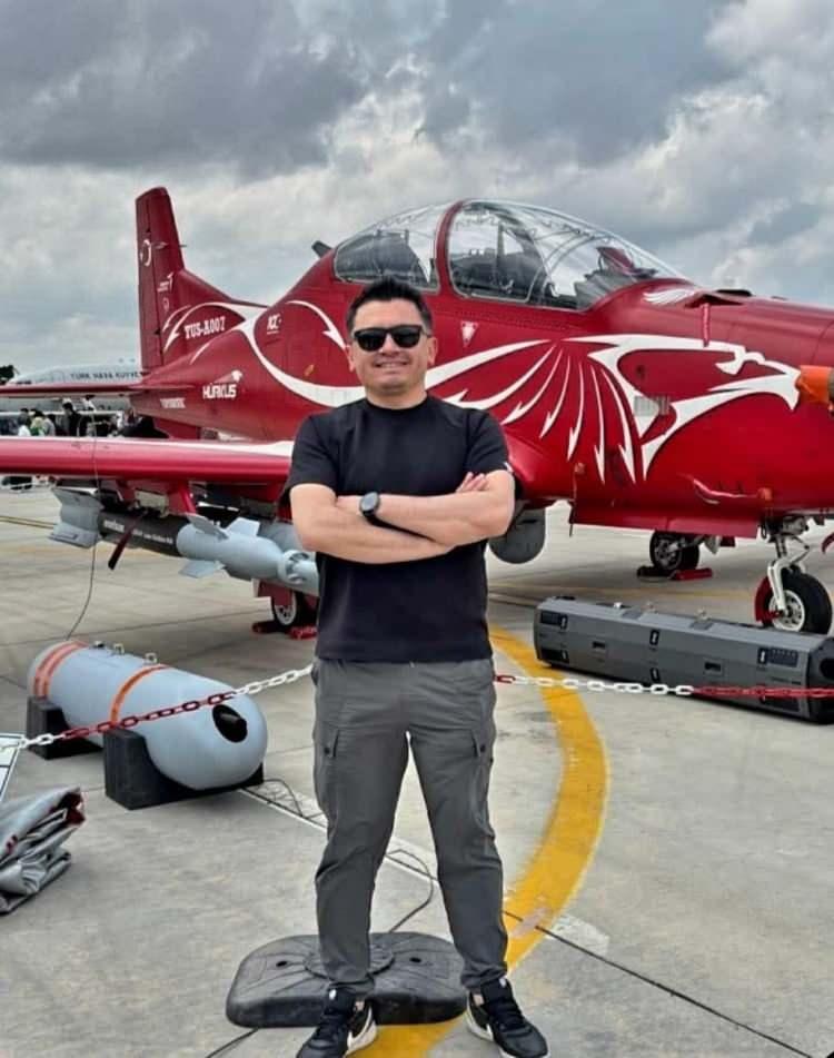 <p><span style="color:#B22222"><strong>HAVA UÇAK BAKIM ASTSUBAY BAŞÇAVUŞ RAMAZAN YAĞIZ</strong></span></p>

<p><strong>Hava Uçak Bakım Astsubay Başçavuş Ramazan Yağız</strong>’ın Bursa’nın Harmancık ilçesi Çatalsöğüt Mahallesi’ndeki çocukluk arkadaşı Astsubay Kıdemli Çavuş Emre Sevinç’in de 11 Kasım 2022 yılında şehit olduğunu ve sene-i devriyesi için sosyal medya hesabından <strong><em>“Şehadetinin yıl dönümünde mekânın cennet olsun yiğidim”</em></strong> yazdığı ve birkaç saat sonra kendisinin şehir olduğu öğrenildi.</p>

<p>Ayrıca Yağız’ın 10 yıl önce kök hücre bağışında bulunarak kanser hastası bir kişinin hayatını kurtardığı öğrenildi.</p>
