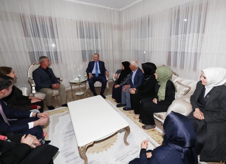 <p><span style="color:rgb(67, 67, 67)">Cumhurbaşkanı </span>Erdoğan<span style="color:rgb(67, 67, 67)">, törenin ardından Emlak Konut tarafından yapılan köy evlerinde Fahri Kizir ve ailesini ziyaret etti.</span></p>
