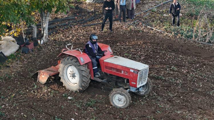 <p>Yapılan değişikliğe göre T3 kategorisindeki traktörlerde koruyucu başlık, <em><strong>koruyucu gözlük ve eldiven takma zorunluluğu getirildi. </strong></em></p>
