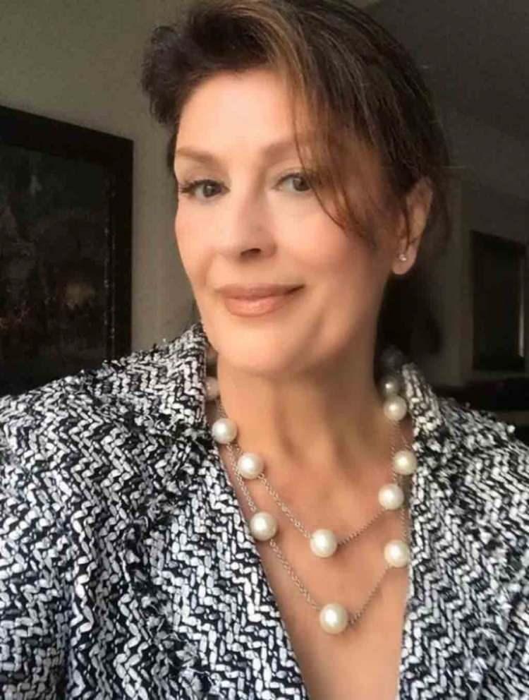 <p>Doğal güzelliği ve şık tarzıyla dikkat çeken sanatçının paylaşımı kısa sürede binlerce beğeni ve yorum aldı.</p>
