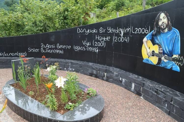 <p><strong>Henüz 33 yaşında yaşama gözlerini yuman ünlü şarkıcının, vasiyeti yıllar sonra ortaya çıktı.</strong></p>
