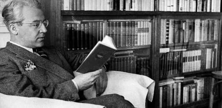 <p><strong>Sabahattin Ali’nin 1943 yılında kaleme aldığı unutulmaz eseri "Kürk Mantolu Madonna", yıllardır Türk edebiyatının en çok okunan klasiklerinden biri. Çeşitli yayın evlerinde binlerce baskı adedine ulaşan eser, bu kez İngiltere'de gündem oldu.</strong></p>
