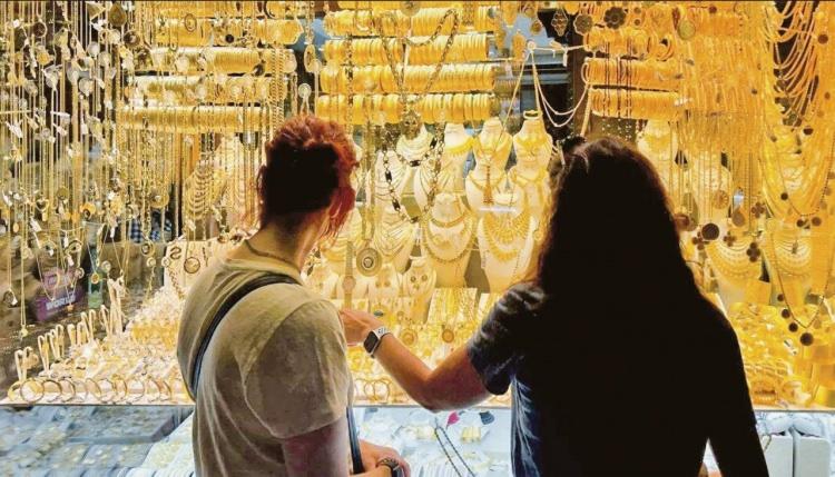 <p><strong>Döviz yatırımcılarına mesaj</strong><br />
<br />
Dolar kurunun 42,25 kuruş seviyesinde olduğunu hatırlatan Memiş, <strong>"Ekim ayında 42 lira seviyesine yerleşen bir dolar kuru vardı karşımızda. 42,50, 42,70, 42,80 rakamlarını yine Kasım ayı içerisinde beklemeye devam ediyoruz. Yıl sonu beklentimiz 43-45 lira aralığı. Bu beklentimizi hâlen korumaya devam ediyoruz"</strong> diyerek döviz yatırımcısına seslendi.</p>
