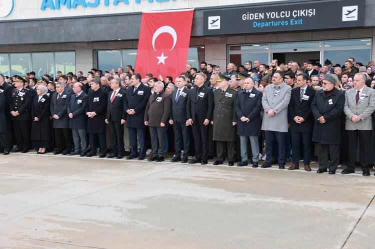 <p>Ankara’da düzenlenen törenin ardından uçakla Merzifon Havalimanı’na getirilen şehit Hava Uçak Bakım Astsubay Başçavuş Hamdi Armağan Kaplan'ın Türk bayrağına sarılı cenazesi, ailesi ve protokol üyeleri tarafından karşılandı.</p>

<p> </p>
