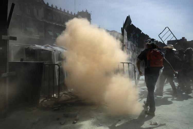 <p>Olaylarda 100'ü polis olmak üzere 120 kişi yaralandı, çok sayıda protestocu gözaltına alındı.</p>
