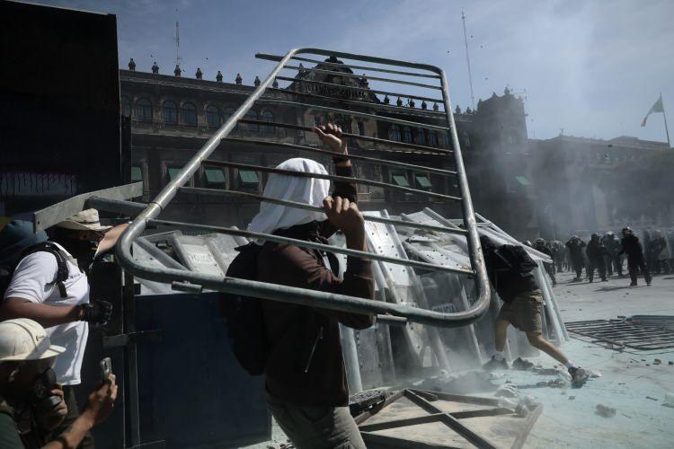 <p>eksika'nın başkenti Meksiko'da hükümetin güvenlik politikasını eleştiren ve kendilerini "Z Kuşağı" olarak adlandıran grubun çağrısıyla düzenlenen protesto sırasında çıkan olaylarda 100'ü polis olmak üzere 120 kişi yaralandı.</p>
