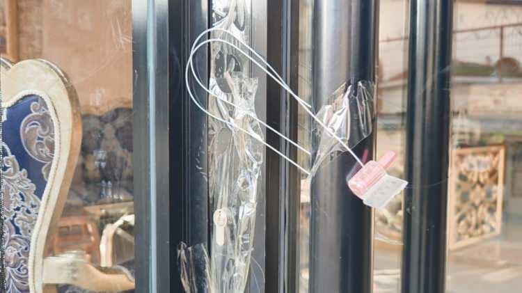 <p>Bu gelişmelerle birlikte soruşturma yeni bir boyut kazandı. Bahsi geçen otel mühürlenirken 7 kişi de gözaltına alındı. Otelde ise yakın zamanda ilaçlama yapıldığı da ortaya çıktı.</p>
