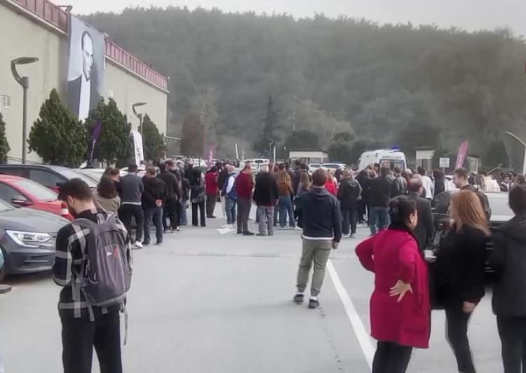 <p><strong><span style="color:rgb(178, 34, 34)">MÜZAKERE ANLARI ORTAYA ÇIKTI</span></strong></p>

<p>Şüphelinin silahının oyuncak olduğu belirlendi. Diğer yandan yaşanan olayla ilgili Sarıyer Devriye Ekipler Amirliği polislerinin şüpheliyle müzakere ettiği anların görüntüleri de ortaya çıktı.</p>
