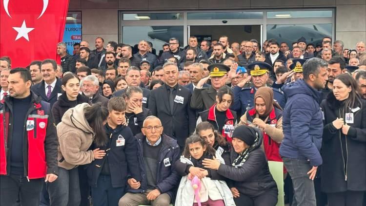 <p>Cenaze töreninde şehidin annesi Dilşat ve babası Ümit Kaplan gözyaşı dökerken, eşi Hülya Kaplan da oğlu Poyraz (11) ve kızı Cemre Kaplan'a (8) sarılarak gözyaşı döktü.</p>
