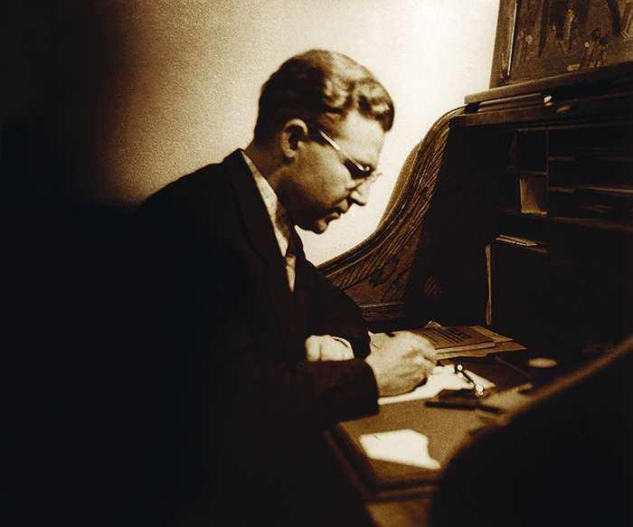 <p><strong>Türk edebiyatının dünya sahnesindeki yükselişinin en çarpıcı örneklerinden biri olan roman, özellikle gençler arasında oldukça popüler. Eserin genç okuyucular için varoluşsal hüznün sembolü haline geldiği belirtildi.</strong></p>
