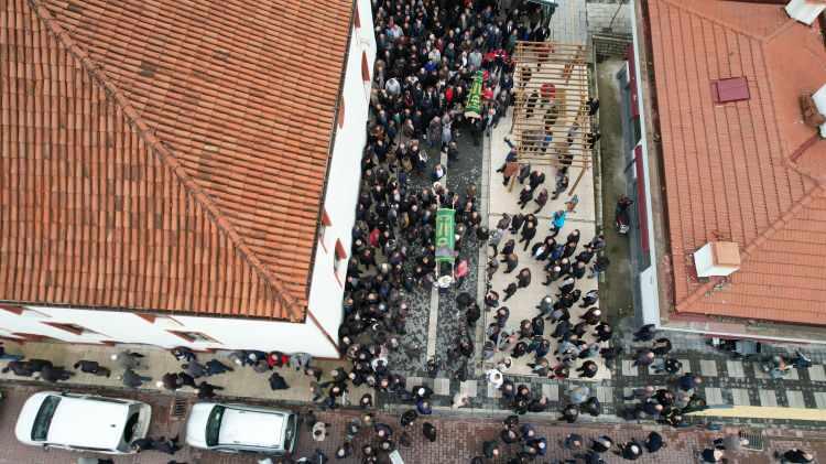 <p>İlçe merkezinde 2 Kasım'da evden ayrılan Huriye Helvacı ile 5 yaşındaki oğlu Osman Yaşar Helvacı'nın bulunması için arama çalışması yürütülmüştü. </p>

<p> </p>
