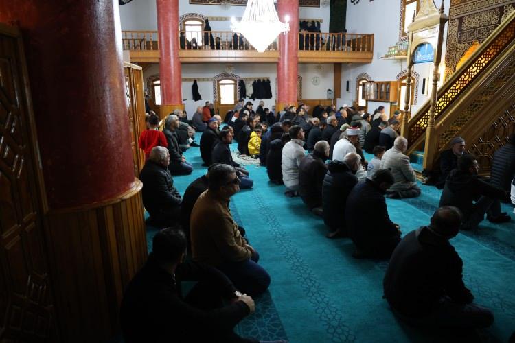 <p>Ayrıca cami içerisinde <span style="color:#A52A2A"><em><strong>Osmanlı Padişahlarından Kanunu Sultan Süleyman'ın </strong></em></span>oğlu Bayezid ve oğullarının da türbesi de yer alıyor.</p>
