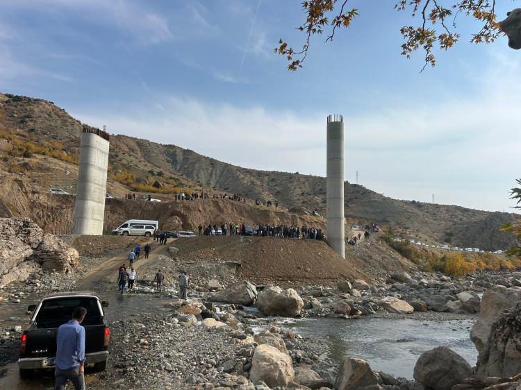 <p><strong><span style="color:rgb(178, 34, 34)">İŞÇİLERİN NAAŞI DEFNEDİLDİ</span></strong></p>

<p>Ölen işçilerden Tahsin Dere, Salih Lale ve Mehmet Şirin Yalçıner, Yeniköy Asri Mezarlığı'nda, Şehmus Anustekin ise Şehitlik semtindeki Şehitlik Mezarlığı’na getirilerek defnedildi.</p>
