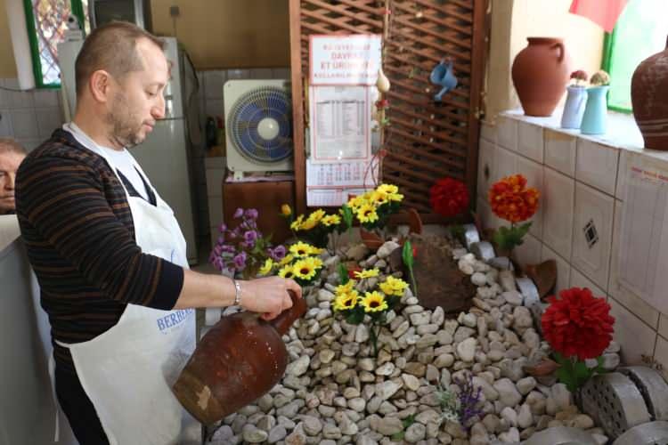 <p>Çelebiler Mahallesi’nde yaklaşık 30 yıl önce pide salonu açan Fatih Ayverdi, iş yerini genişletirken yan tarafında bulunan bakımsız ve isimsiz mezarı da koruma altına aldı. </p>

