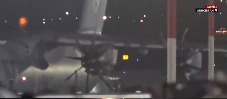 <p>Uçak burada bekliyor. Önümüzdeki dakikalar uçağın kalkması ve Ankara'ya inmesi bekleniyor. Mürted Havalimanı'na inince adli tıp süreci başlayacak. </p>
