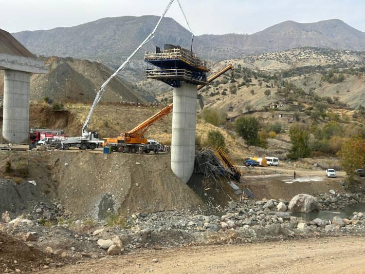 <p>Yaralanan Cüneyt N. (37) ise Dicle Üniversitesi Tıp Fakültesi Hastanesi’nde tedaviye alındı.</p>
