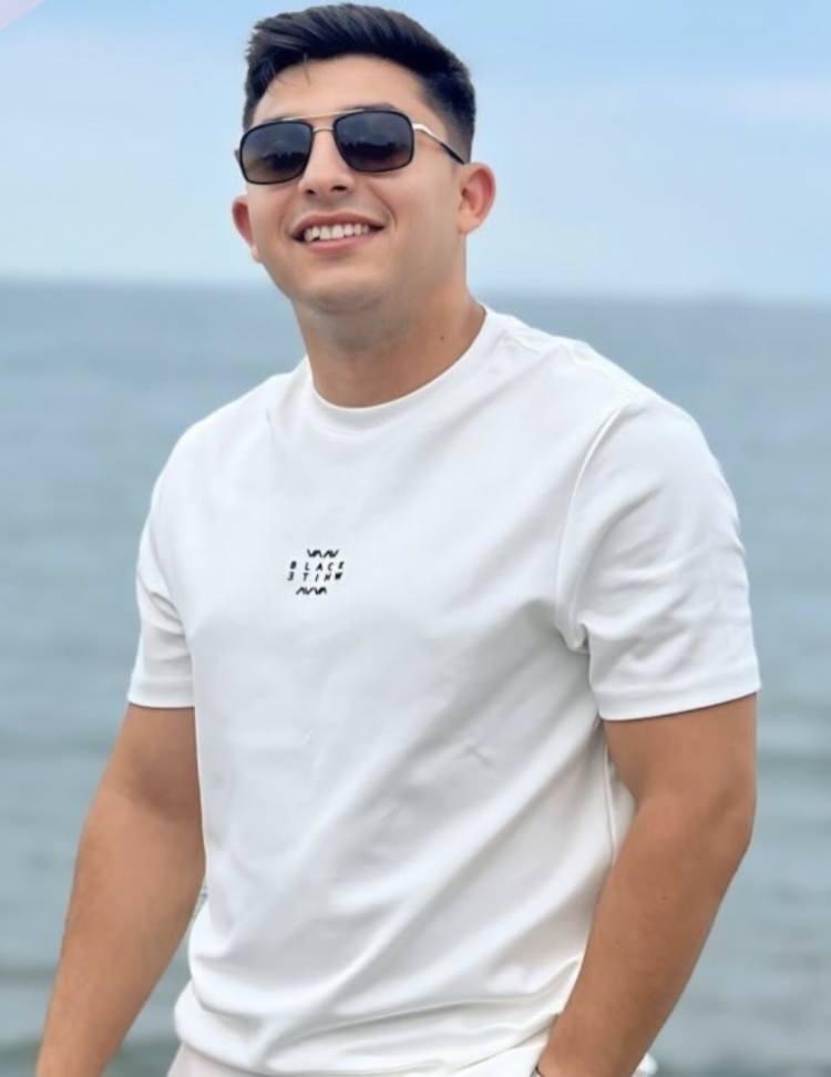 <p>Azerbaycan'dan Türkiye'ye dönüş yolundayken Gürcistan sınırında Türk Hava Kuvvetleri'ne ait C-130 tipi askeri kargo uçağının düşmesi sonucu Hava Kuvvetleri personeli Berkay Karaca şehit oldu. Şehidin Lüleburgaz ilçesi 8 Kasım Mahallesi'ndeki ailesine acı haber ulaştı.<br />
<br />
Askeri yetkililerden, oğullarının şehit olduğu haberini alan Karaca ailesi ise gözyaşlarına boğuldu. Kaymakam Kemal Yıldız, Lüleburgaz Garnizon Komutanı Tuğgeneral Ali Aydın Torun ve İlçe Emniyet Müdürü Murat Karayılan şehit evine taziye ziyaretinde bulundu. Şehit Karaca'nın baba ocağına Türk bayrağı asıldı ve taziye çadırı kuruldu.</p>
