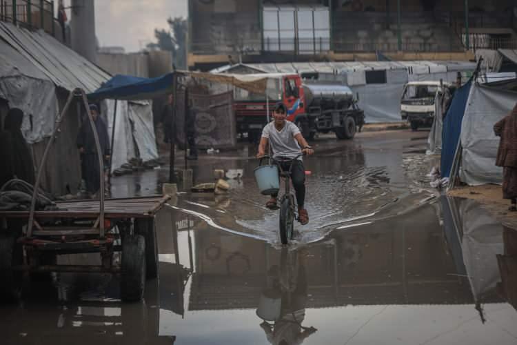 <p>Yağmur nedeniyle bölgede su ve çamur birikintileri oluştu.</p>

<p> </p>
