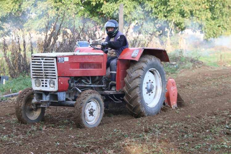 <p>Kaskını, koruyucu gözlüğünü ve eldivenini takan Son, tarlasını yeni yönetmeliğe uygun şekilde işledi.</p>
