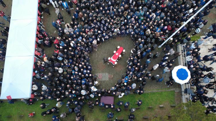 <p>Azerbaycan-Gürcistan sınırında düşen askeri kargo uçağında şehit olan Hava Uçak Bakım Kıdemli Başçavuş Nuri Özcan için Karabük Sevgi Pınarı Camisinde cenaze töreni düzenlendi.</p>
