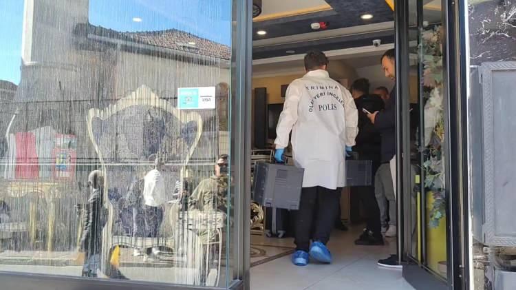 <p>Acı haberi yurt dışında yaşayan kızlarından aldığını anlatan Çelik, "Sadece gıda zehirlenmesi sonrası hastanede başlarında bekleyeceğimizi sandık. Yaşananlara inanamıyoruz." dedi. Çelik, hukuki sürecin yakın takipçisi olacaklarını belirterek, "Gücümüz yettiği kadar, sesimiz çıktığı kadar sürecin takipçisi olacağız. Şikayet edeceğimiz nereler varsa edeceğiz. Bu işin peşini bırakmayacağız." ifadelerini kullandı.</p>
