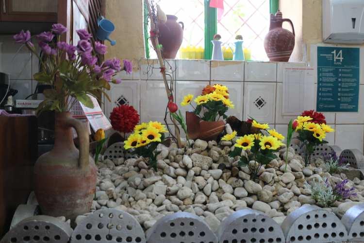 <p><span style="color:#B22222"><strong>"İSMİNİN BELİRLENMESİNİ İSTİYORUZ"</strong></span></p>

<p>Pide salonunun bulunduğu yerin daha önceden dergah olduğunu öne süren Fatih Ayverdi, "<strong>Burası ilk aldığımızda bakımsızdı. Taş doluydu. Burada yatır olduğunu daha önceden biliyorduk. Bu mahalleye geleli 40 yıl oldu. Sonra iş yerini açmayı düşündük. Zaten burası vardı. Mezarlık bakımsız ve mezarlık gibi değildi. Etrafında yalnızca taşlar vardı.</strong>" dedi.</p>
