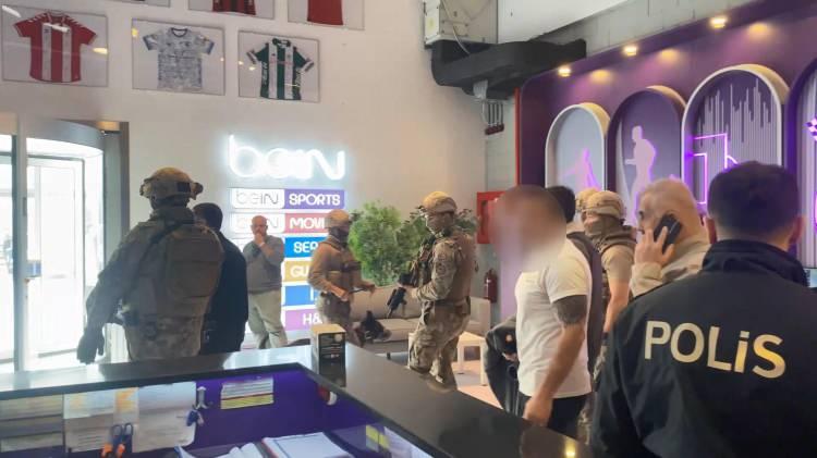 <p> Kemal S., Güntekin Onay'ın özür dilemesini istedi. Olay yerine gelen Sarıyer Devriye Ekipler Amirliği polisleri, Kemal S. ile görüşerek şüpheliyi ikna etti. </p>
