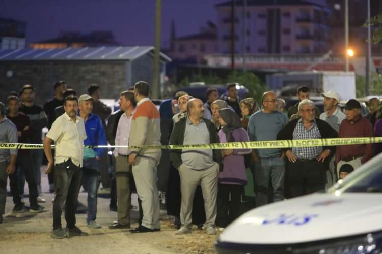 <p><span style="color:#A52A2A"><strong>CANSIZ BEDENLER MORGA KALDIRILDI </strong></span></p>

<p> </p>

<p>Savcılık ve Olay Yeri İnceleme ekiplerinin çalışmasının ardından anne ve 2 kızının cansız bedenleri Antalya Adli Tıp Kurumu morguna kaldırıldı. </p>
