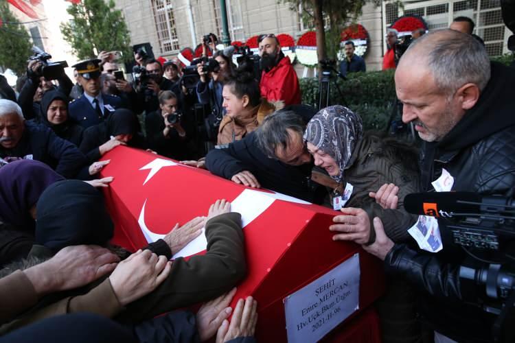 <p>Azerbaycan-Gürcistan sınırında düşen askeri kargo uçağında şehit olan 27 yaşındaki Hava Uçak Bakım Üsteğmen Emre Mercan'ın cenazesi, Eskişehir'de Reşadiye Camisi'nde düzenlenen törenin ardından toprağa verildi. Şehidin ailesi ve yakınları, törende üzüntü yaşadı.</p>
