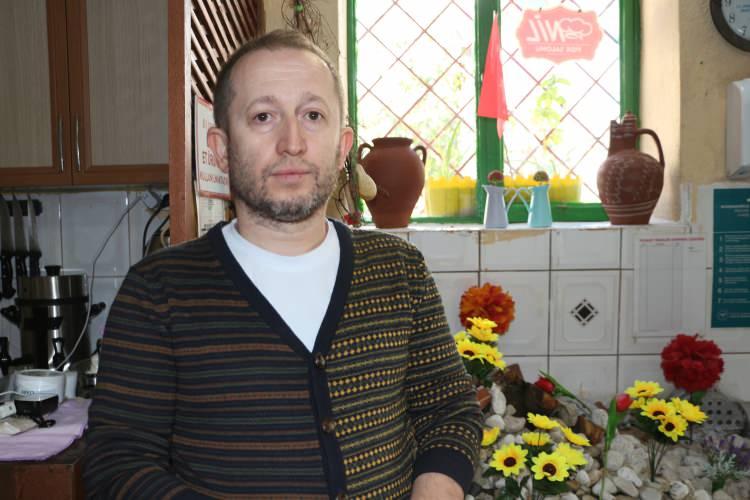 <p>Mezarın üzerindeki ağacı kesmeden binayı inşa ettiklerini belirten Ayverdi, "<strong>Daha önce mezarlığın üzerinde ağaç vardı. Bozmadan pencere açarak binanın dışına çıkardık, zamanla kurudu. Mezara saygımızdan dolayı kökünü muhafaza ediyoruz. Bu mezarlık, 100 yıllık vardır. Buranın önceden dergah olduğunu söylüyorlardı. Burada yatan kişi, o zat da olabilir. Aldığımız zaman ilk önceleri tereddüt ettik. Sonra alıştık. Artık her gün duamızı ediyoruz. Sabah dükkanı açıyoruz. Burada yatan zata duamızı ediyoruz. Daha sonrasında 'Bismillah' diyerek işimize başlıyoruz. Bu mahalle eski olduğu için okulun bahçesi de komple mezarlıkmış. Biz sahip çıkmak istiyoruz. Saygımızdan dolayı korumaya çalışıyoruz. Araştırılmasını ve en azından isminin belirlenmesini istiyoruz. Buraya en azından bir yazı asarak ruhuna Fatiha okunmasını istiyoruz.</strong>" ifadelerini kullandı.</p>
