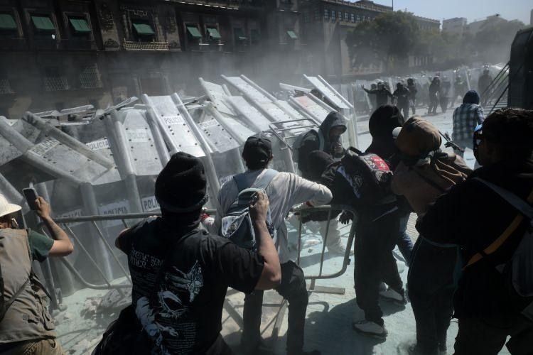 <p>SOKAKLAR SAVAŞ ALANINA DÖNDÜ</p>

<p><br />
Öğrenciler, çiftçiler, muhalefet partilerinden temsilciler ve çok sayıda vatandaşın katıldığı protestoda yıllardır süren şiddet ve organize suç kaynaklı güvensizlik eleştirildi.</p>
