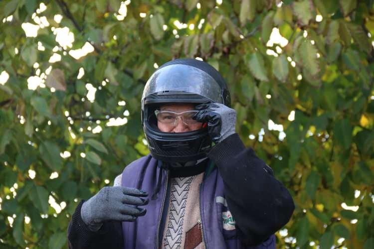 <p><span style="color:#A52A2A"><strong>YENİ YÖNETMELİĞE UYDU</strong></span></p>

<p> </p>

<p>Tepebaşı ilçesinde Yeşiltepe Mahallesi'nde bulanan tarım arazisini traktörü ile işleyen Mehmet Son, yeni yönetmeliğe uymaya başladı. </p>
